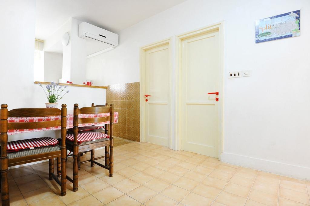 Split Central Lovely Flat Bilik gambar